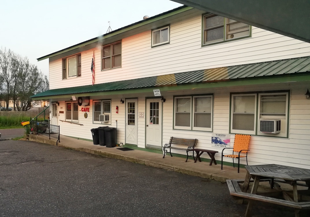 michigan hotel exterior - old motel rooms